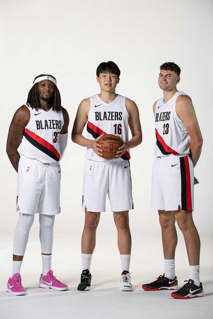 解说：克林根抢到篮板后手不放下 核心力量强 杨瀚森要好好学学