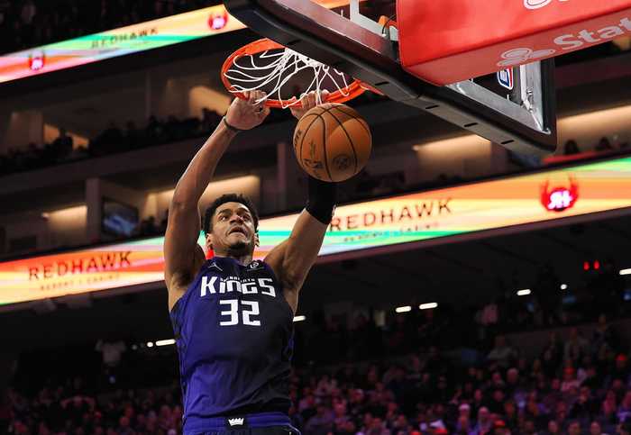 名记：国王通过交易腾出了一个名额 将转正双向合同中锋考德威尔