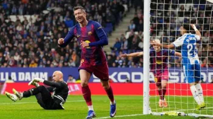 巴萨考虑降薪续约莱万，弗里克希望其留队至2027