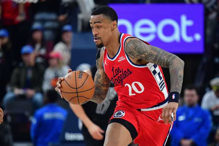 提供火力！约翰·科林斯上半场7中4得10分5板1助1断