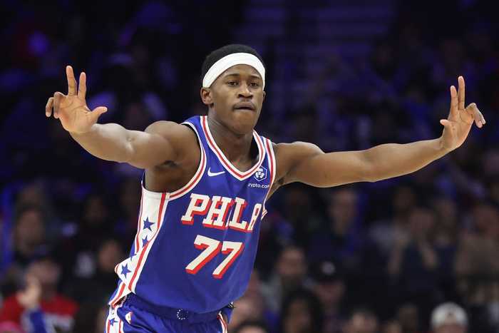 未来可期！埃奇库姆赛季场均15+5 76人队史自本西后新秀首人