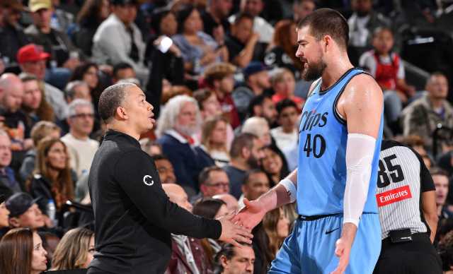 祖巴茨被交易后首次回归！快船为他装扮更衣柜 卢指导直言非常想念他