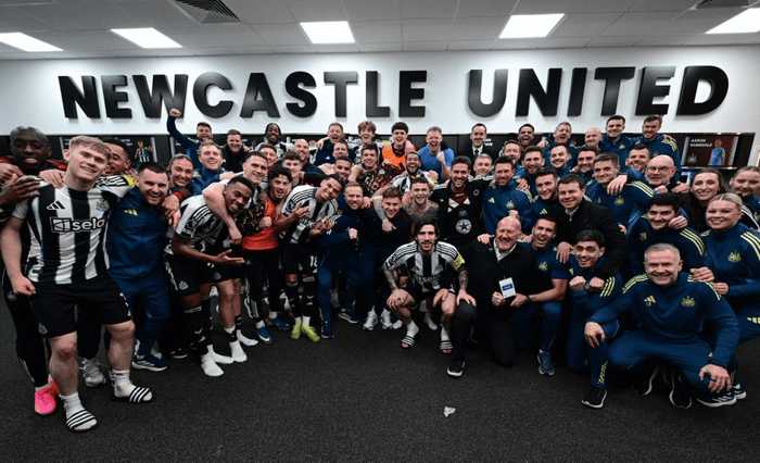 纽卡晒更衣室全队合影：那支我们称之为“联”的队伍是谁？