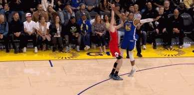 又被追回来了！霍福德对布泽利斯三分犯规 目前公牛落后1分