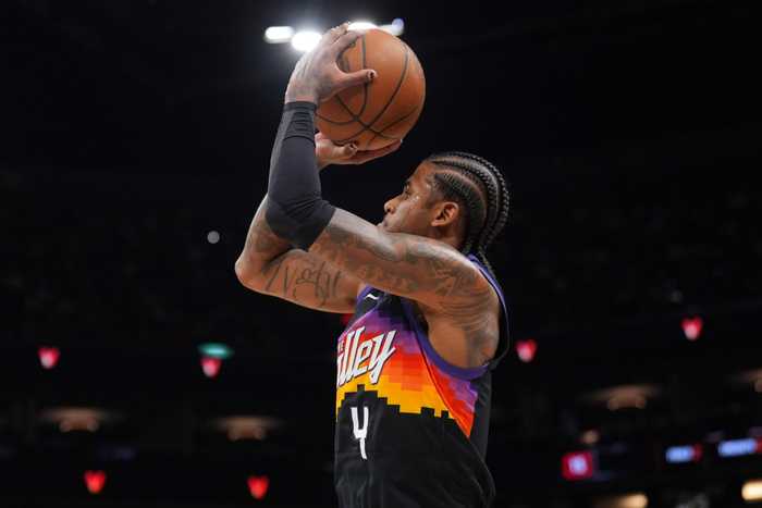 布克：杰伦·格林开场为我们定下比赛基调 直接拉开了场上空间